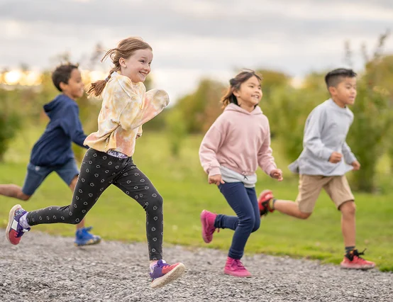 Kindern dabei zu helfen, in einem sicheren und unterstützenden Umfeld aufzuwachsen.